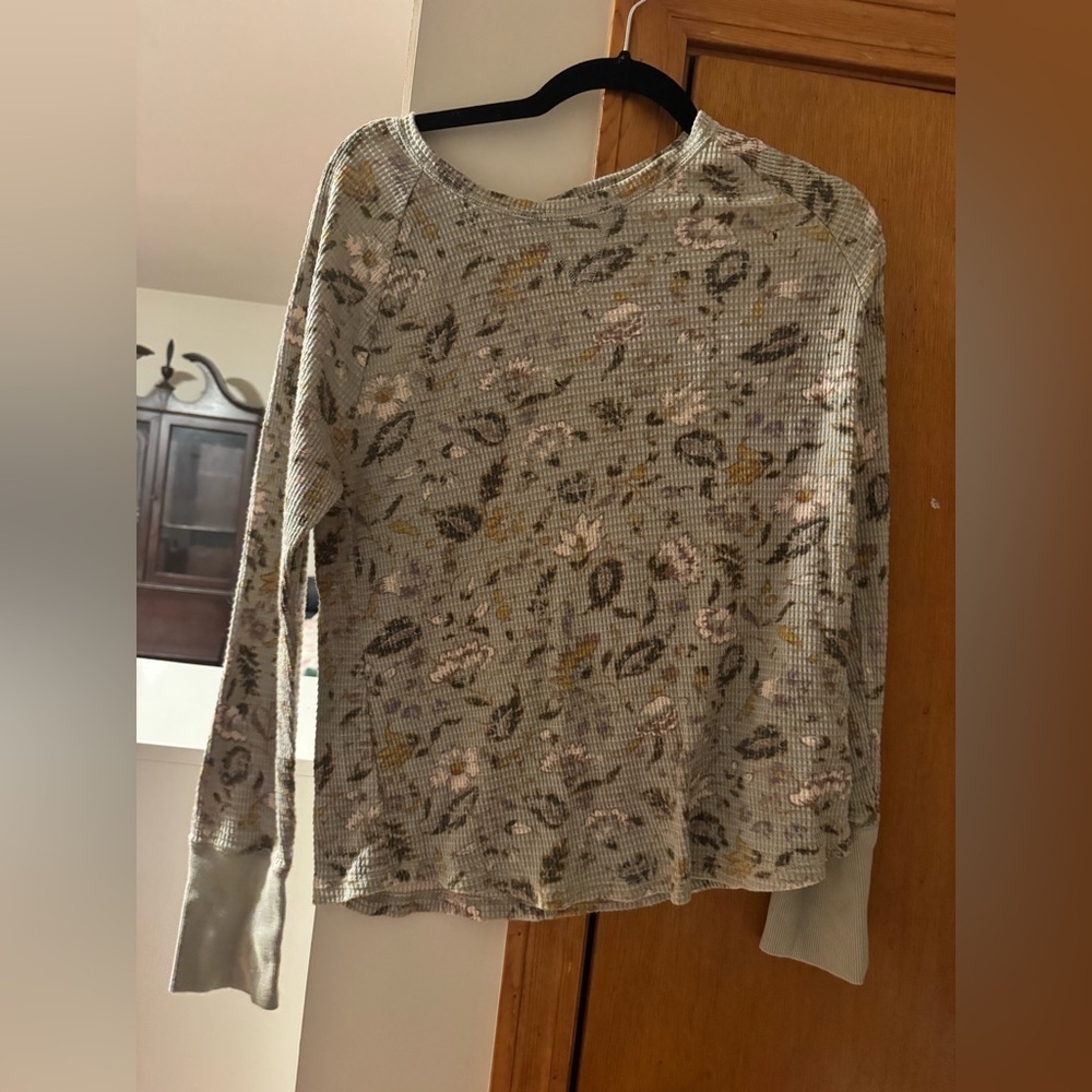 Floral long sleeve almost thermal size medium